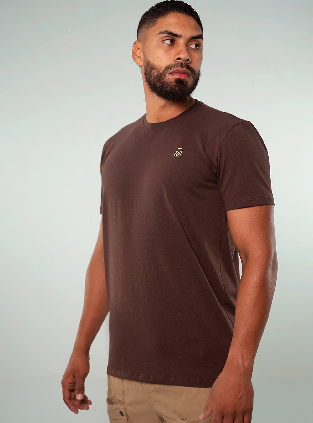 CAMISETA ALGODÓN CAFÉ LOGO BORDADO